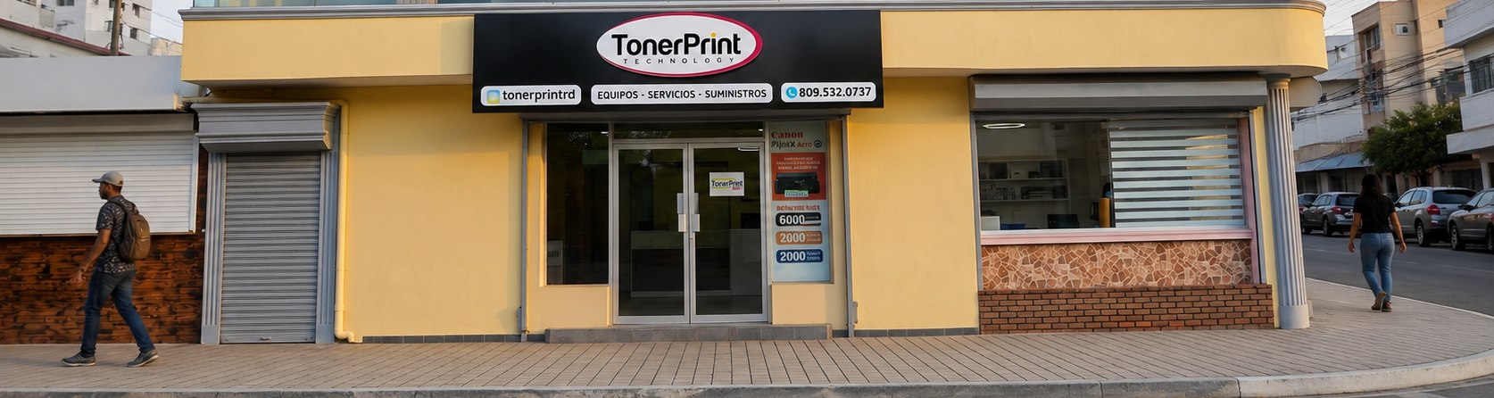 Tienda física de TonerPrint Technology en Santo Domingo: letrero, entrada y vitrina con clientes caminando